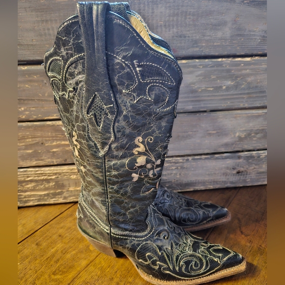 Stylish Black Embroidered Corral Women's Cowboy Boots - Picture 4 of 12